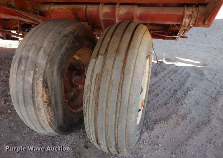 image for item DI8737 1984 Hesston 4800  large square baler