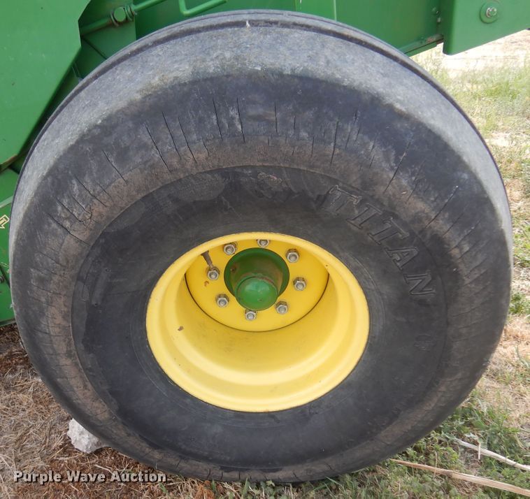 image for item DK0840 2007 John Deere 568  round baler