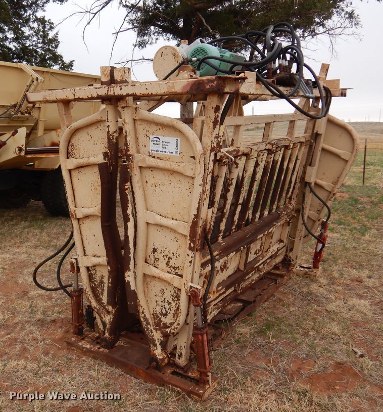 image for item DK0856 C&S  livestock squeeze chute