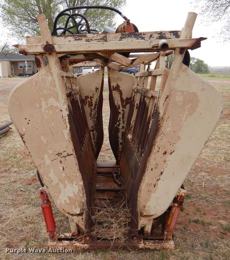 image for item DK0856 C&S  livestock squeeze chute