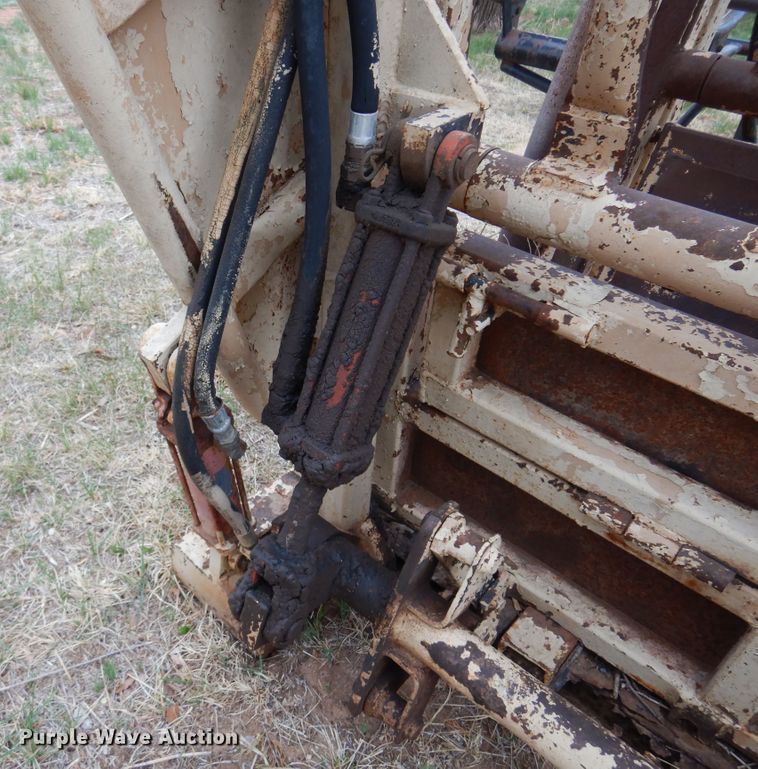 image for item DK0856 C&S  livestock squeeze chute