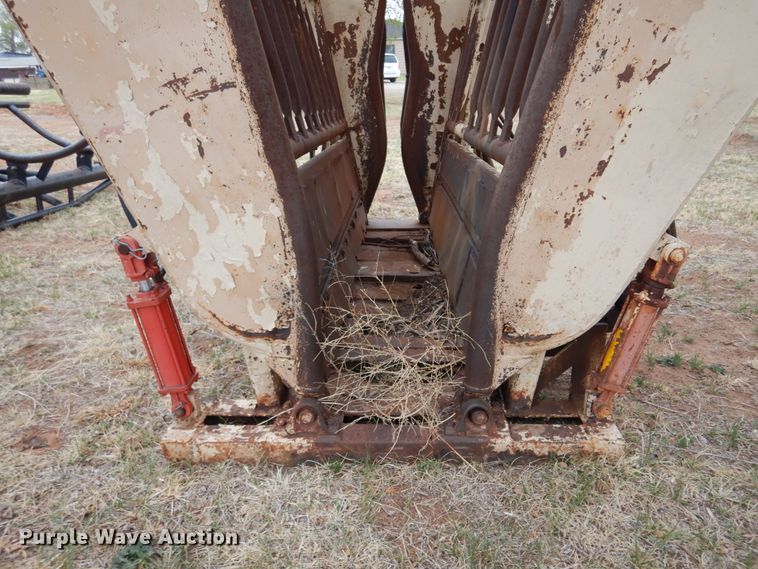 image for item DK0856 C&S  livestock squeeze chute