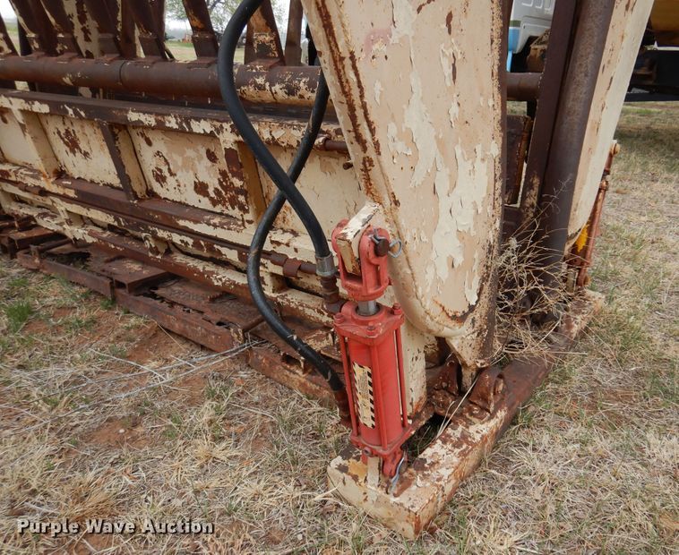 image for item DK0856 C&S  livestock squeeze chute