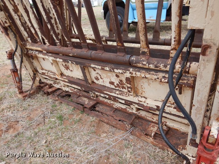 image for item DK0856 C&S  livestock squeeze chute