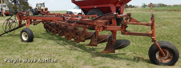 image for item DK0880 International 700  seven bottom plow