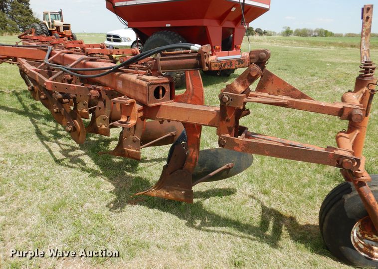 image for item DK0880 International 700  seven bottom plow