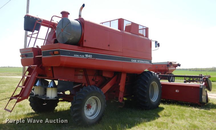 image for item DK0882 1989 Case IH 1640  combine