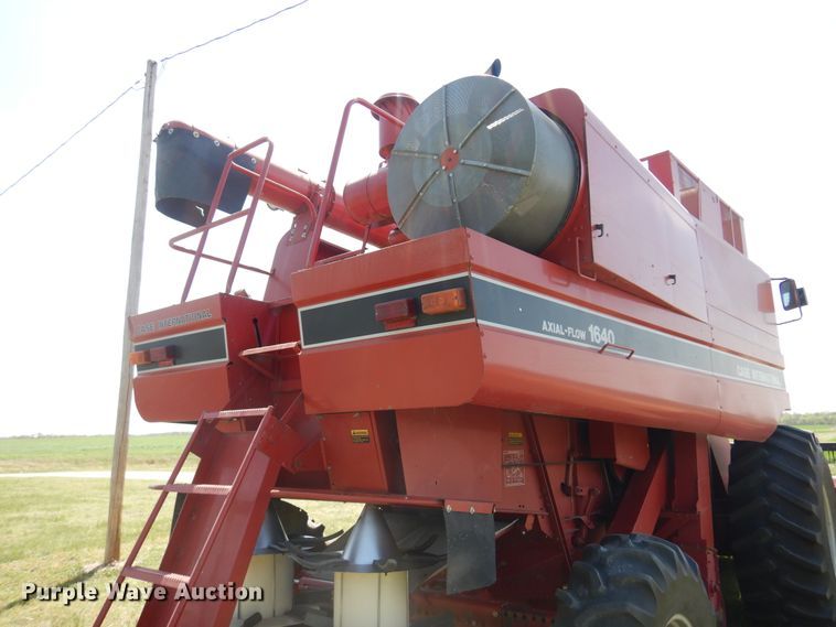 image for item DK0882 1989 Case IH 1640  combine