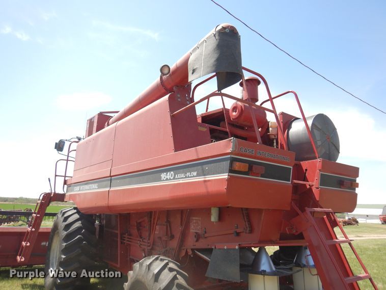 image for item DK0882 1989 Case IH 1640  combine