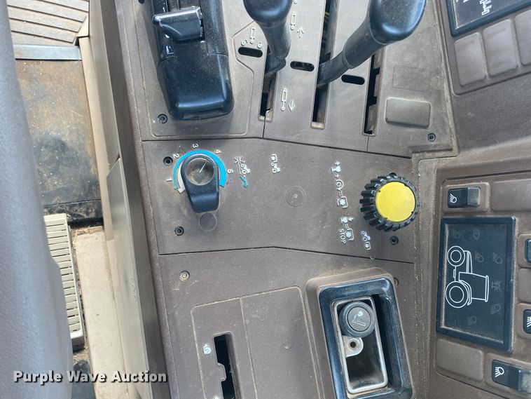 image for item DM4071 1998 John Deere 6210  tractor