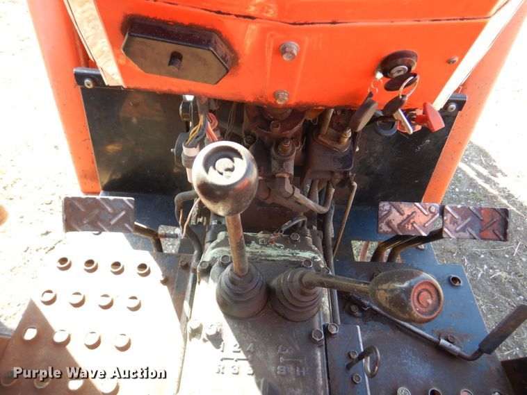 image for item DM6139 1982 Allis Chalmers 6140  tractor