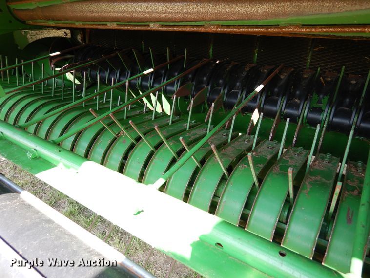 image for item JR9570 2019 John Deere 560R  round baler