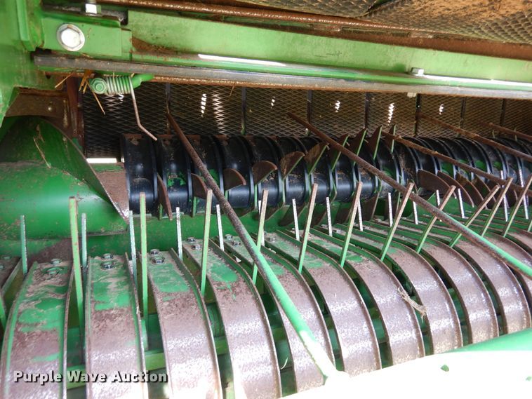 image for item JR9571 2014 John Deere 569  round baler