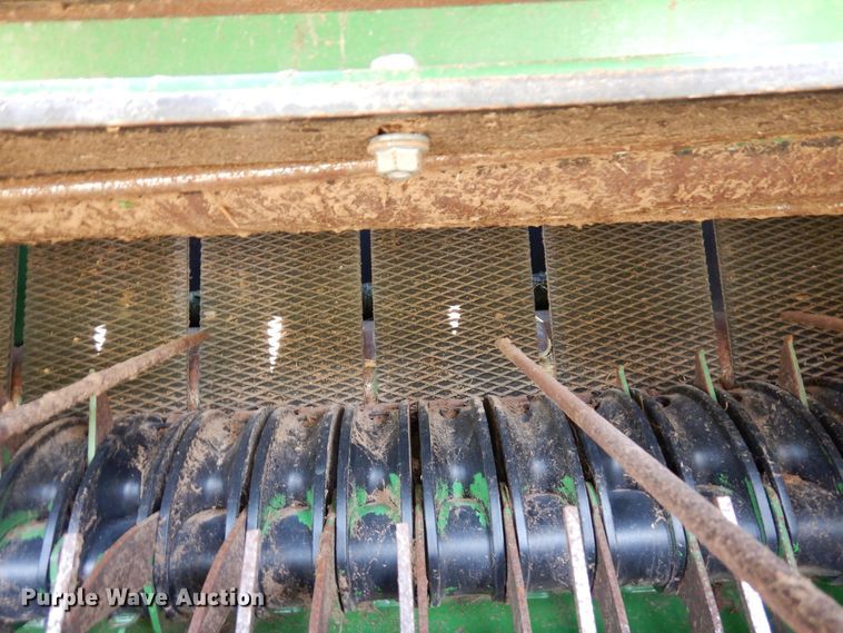 image for item JR9571 2014 John Deere 569  round baler