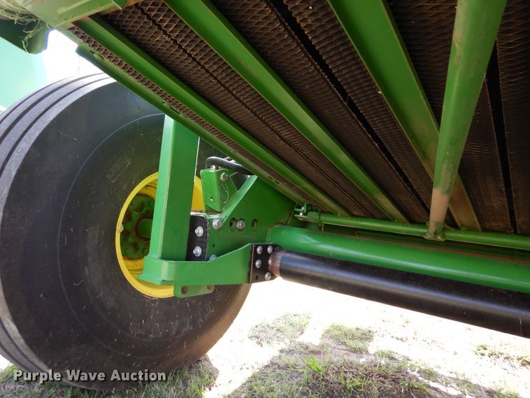 image for item JR9571 2014 John Deere 569  round baler