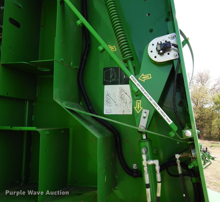 image for item JR9571 2014 John Deere 569  round baler