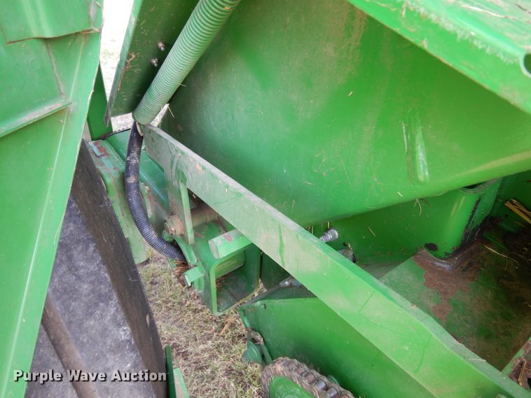 image for item JR9571 2014 John Deere 569  round baler