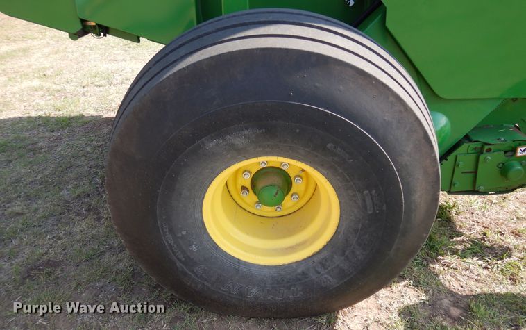 image for item JR9571 2014 John Deere 569  round baler