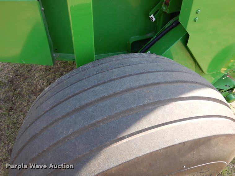 image for item JR9571 2014 John Deere 569  round baler