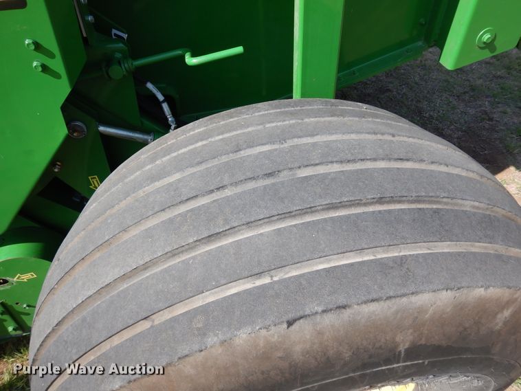 image for item JR9571 2014 John Deere 569  round baler