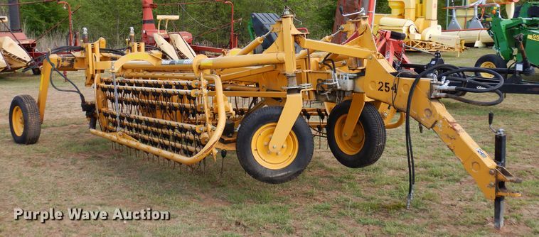 image for item JR9573 2013 Vermeer R2300  hay rake