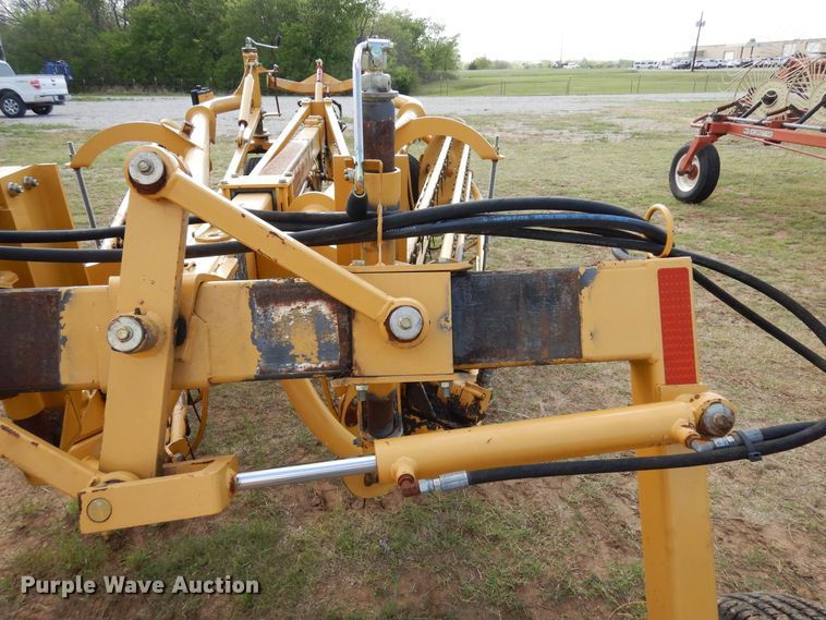 image for item JR9573 2013 Vermeer R2300  hay rake