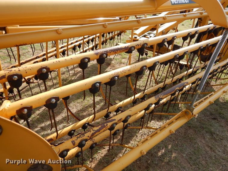 image for item JR9573 2013 Vermeer R2300  hay rake