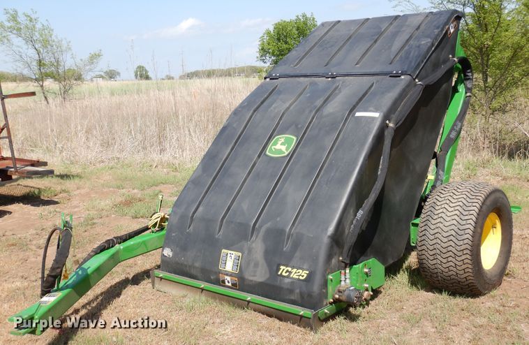 image for item JR9585 John Deere TC125  turf collector