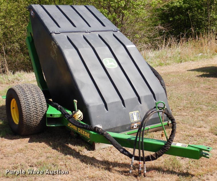 image for item JR9585 John Deere TC125  turf collector