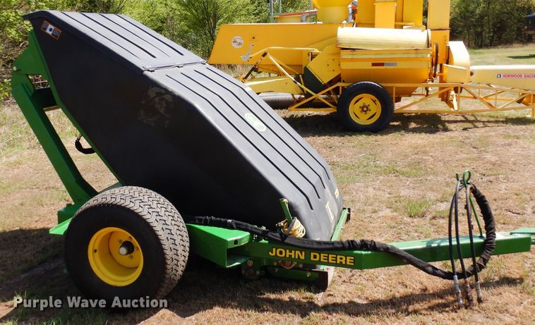 image for item JR9585 John Deere TC125  turf collector