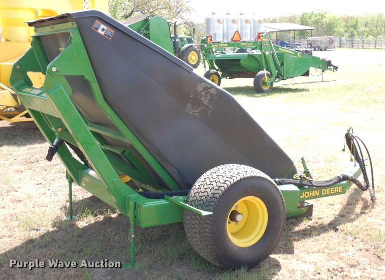 image for item JR9585 John Deere TC125  turf collector