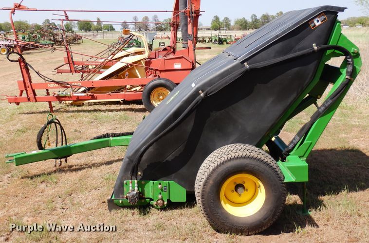 image for item JR9585 John Deere TC125  turf collector