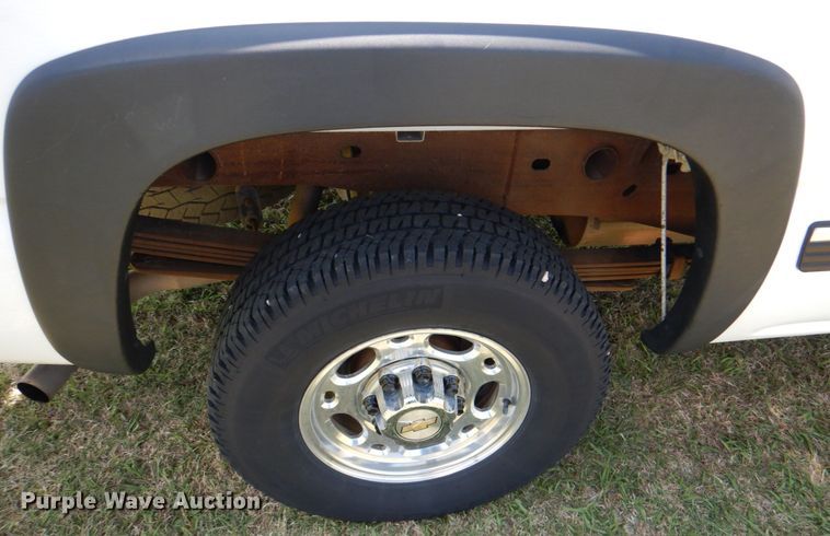 image for item KR9775 2001 Chevrolet Silverado 1500  Crew Cab pickup truck