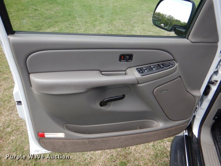 image for item KR9791 2004 Chevrolet Suburban  SUV