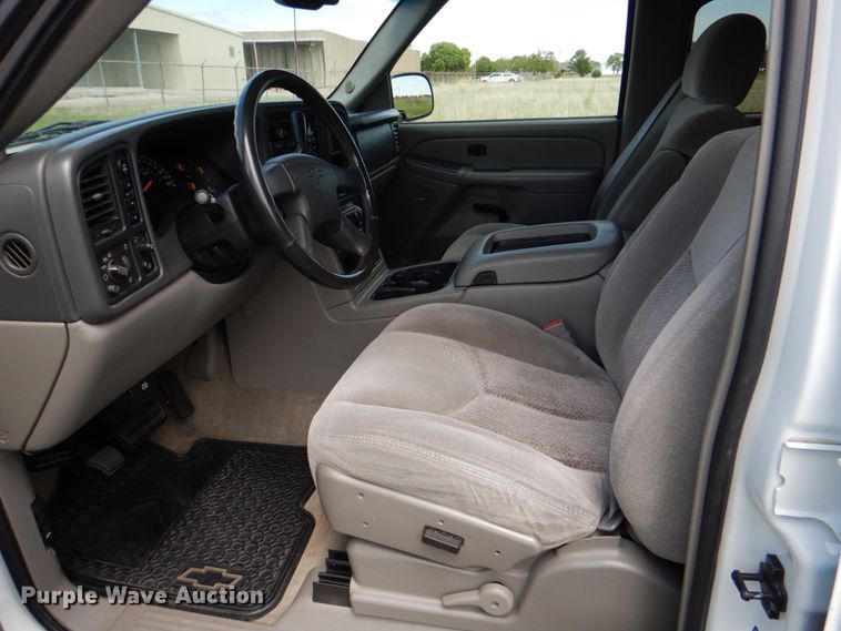 image for item KR9791 2004 Chevrolet Suburban  SUV