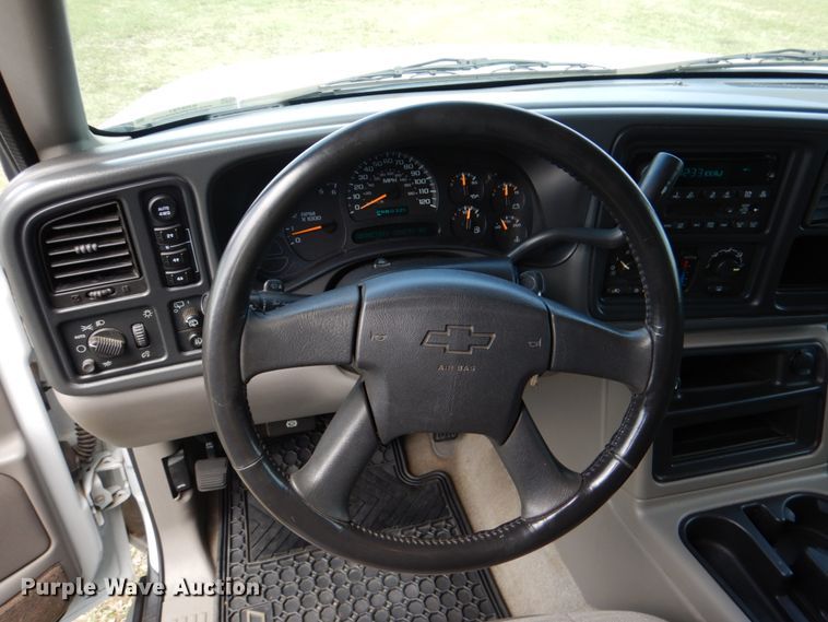 image for item KR9791 2004 Chevrolet Suburban  SUV