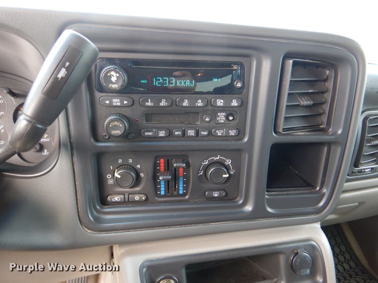 image for item KR9791 2004 Chevrolet Suburban  SUV