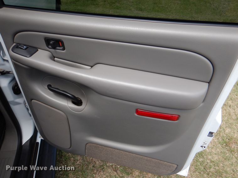 image for item KR9791 2004 Chevrolet Suburban  SUV