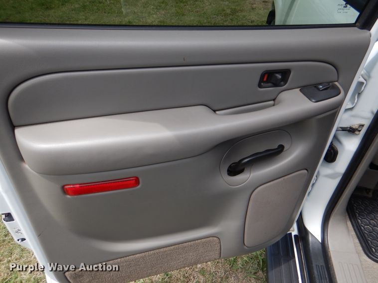 image for item KR9791 2004 Chevrolet Suburban  SUV