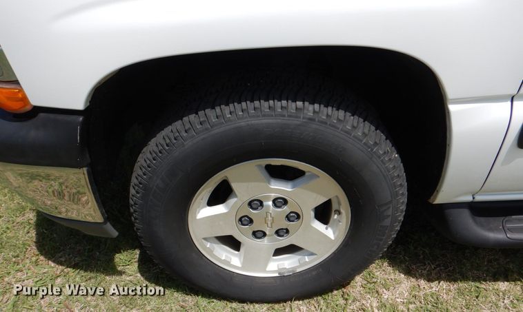 image for item KR9791 2004 Chevrolet Suburban  SUV