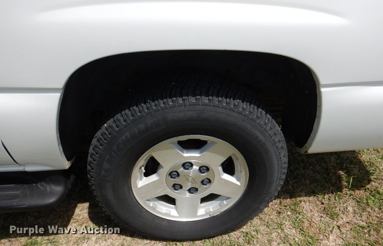 image for item KR9791 2004 Chevrolet Suburban  SUV