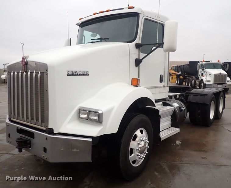 image for item DI1835 2012 Kenworth T800  semi truck