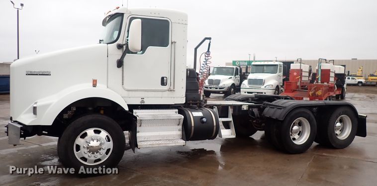 image for item DI1835 2012 Kenworth T800  semi truck