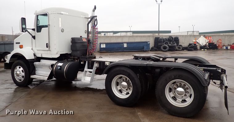 image for item DI1835 2012 Kenworth T800  semi truck