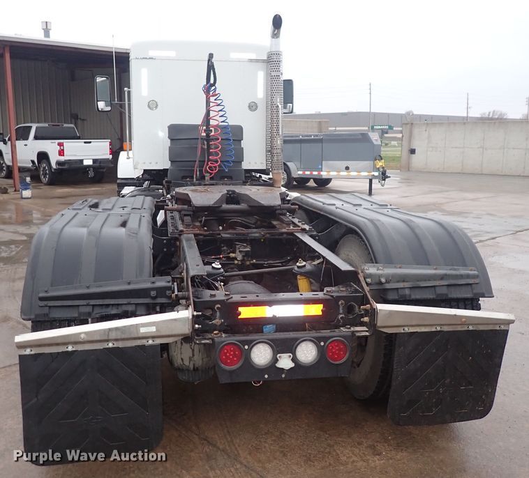 image for item DI1835 2012 Kenworth T800  semi truck