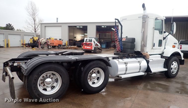 image for item DI1835 2012 Kenworth T800  semi truck
