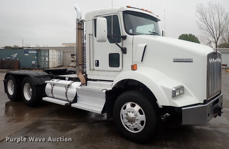 image for item DI1835 2012 Kenworth T800  semi truck
