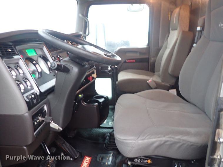 image for item DI1835 2012 Kenworth T800  semi truck