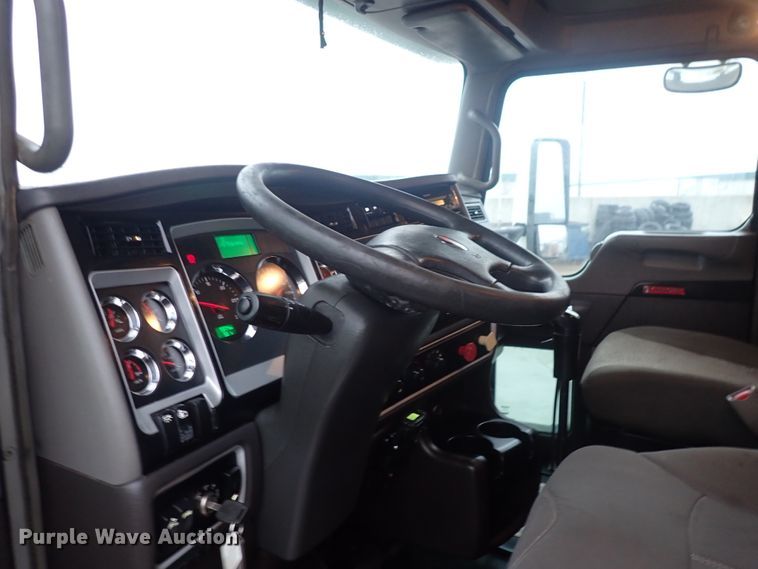 image for item DI1835 2012 Kenworth T800  semi truck