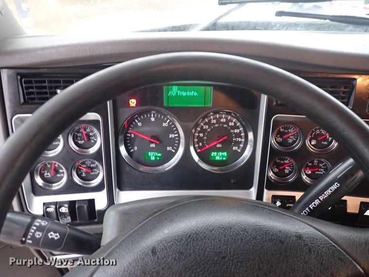 image for item DI1835 2012 Kenworth T800  semi truck